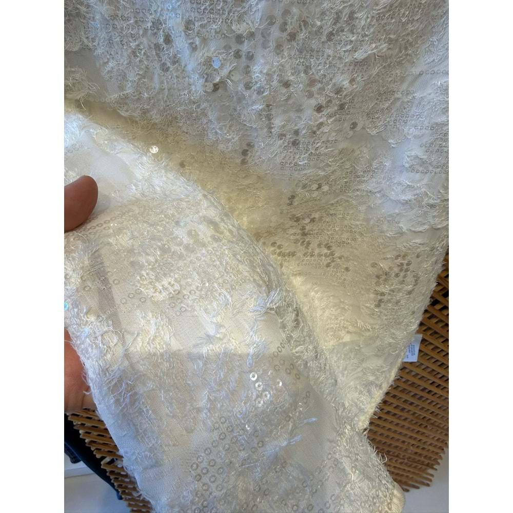 70863 ÇOCUK PAYETLİ KUMAŞ SIRTI V ÇIKARTILABİLİR FİYONK DETAYLI ELBİSE