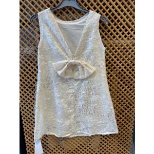 70863 ÇOCUK PAYETLİ KUMAŞ SIRTI V ÇIKARTILABİLİR FİYONK DETAYLI ELBİSE