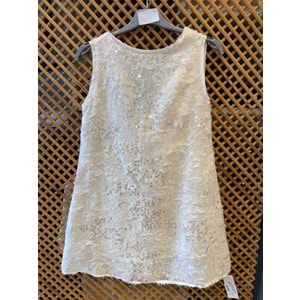 70863 ÇOCUK PAYETLİ KUMAŞ SIRTI V ÇIKARTILABİLİR FİYONK DETAYLI ELBİSE