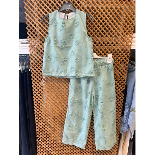 2323 ÇOCUK ÜÇ BOYUTLU NAKIŞLI KUMAŞ KOLSUZ BLUZ