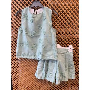 2323 ÇOCUK ÜÇ BOYUTLU NAKIŞLI KUMAŞ KOLSUZ BLUZ